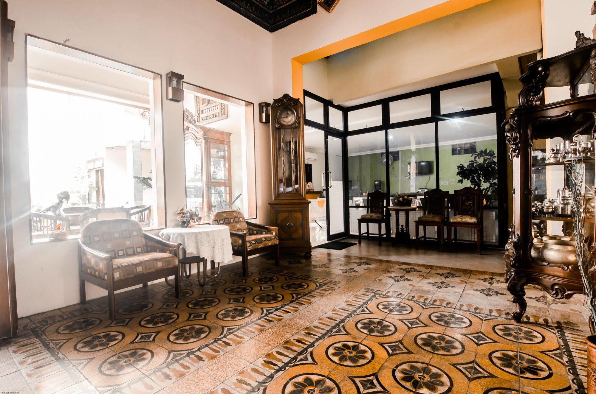 Hotel Keluarga Djagalan Raya Surabaya Luaran gambar